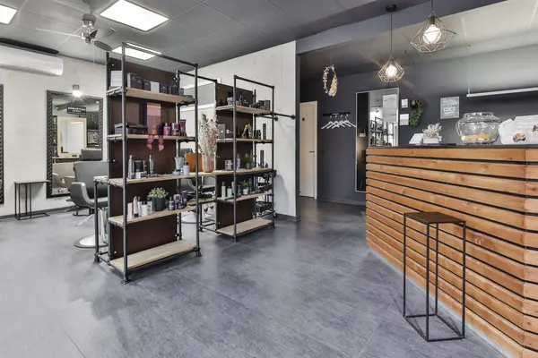 Moderner Friseursalon mit Empfangstheke, Spiegeln und Produktregalen